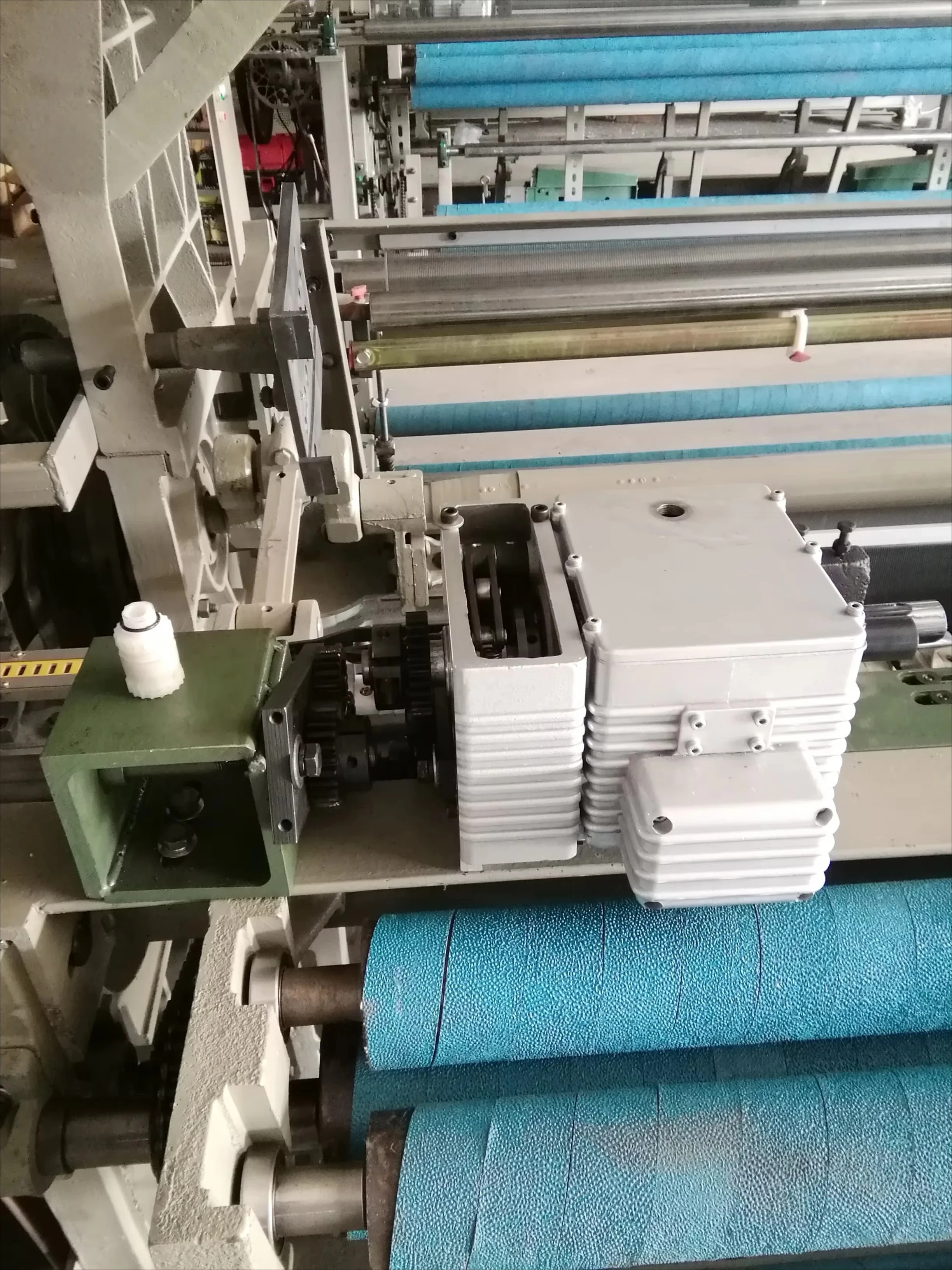 Bild 6: Ga798 Schwebenetz-Rapierschleppwebmaschine