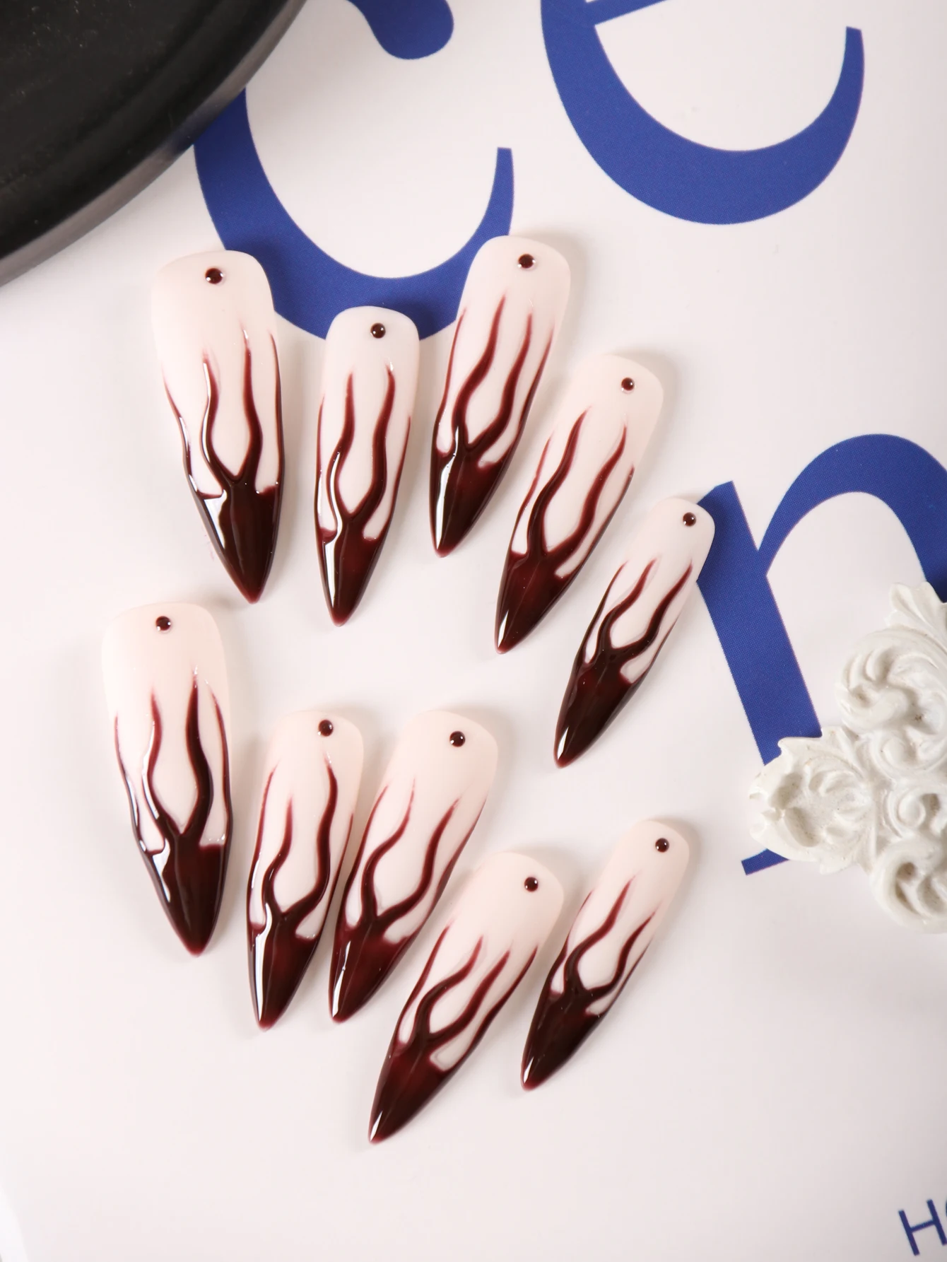 10 Stück Press-on-Nägel, lange rote Flammen-Kunstnägel, inklusive 1 Blatt Klebestreifen und 1 Mini-Feile