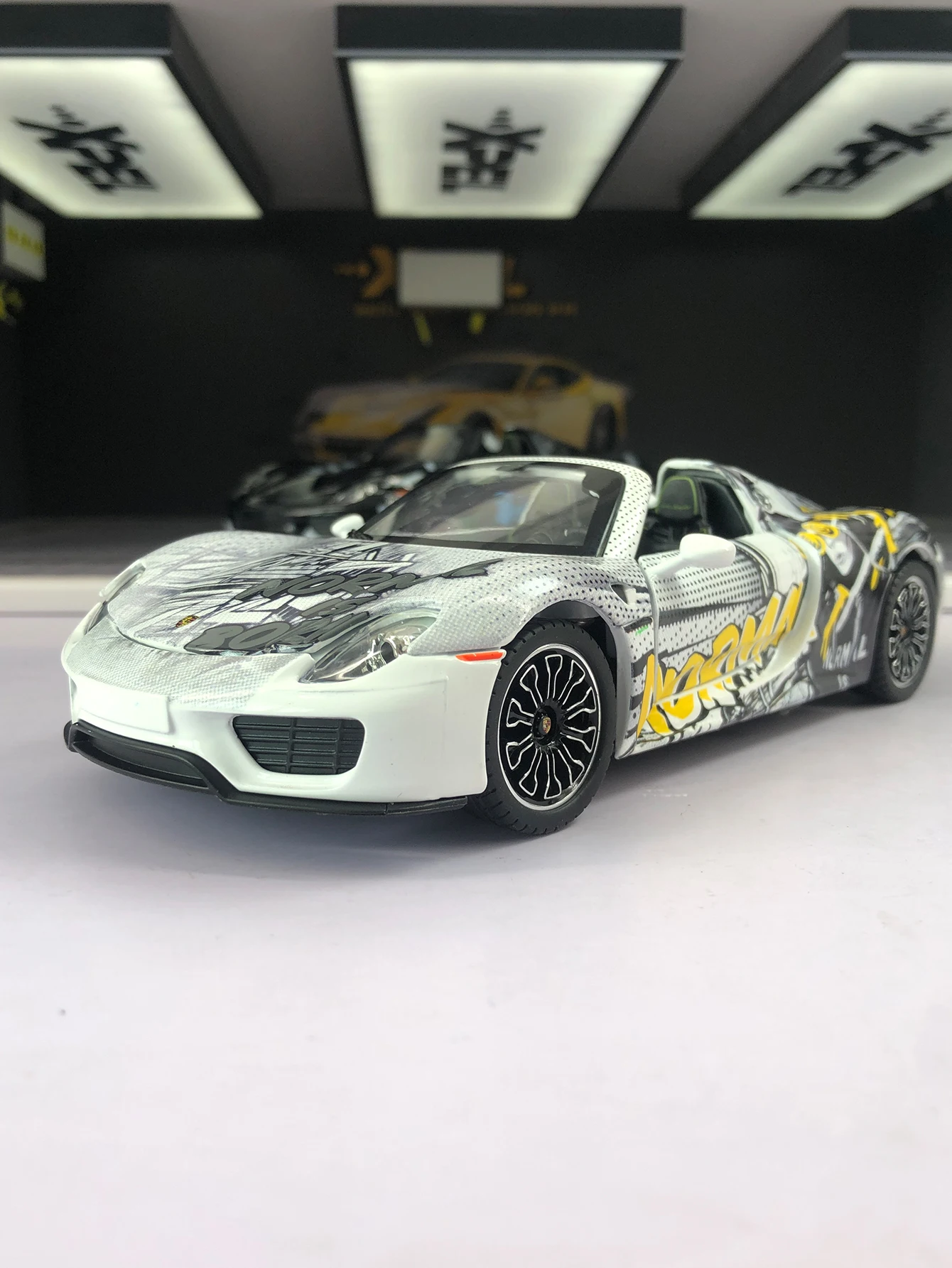 

Модель автомобиля Porsche 918 Spyder из цинкового сплава, масштаб 1:24, статическая модель, металлический коллекционный подарок.