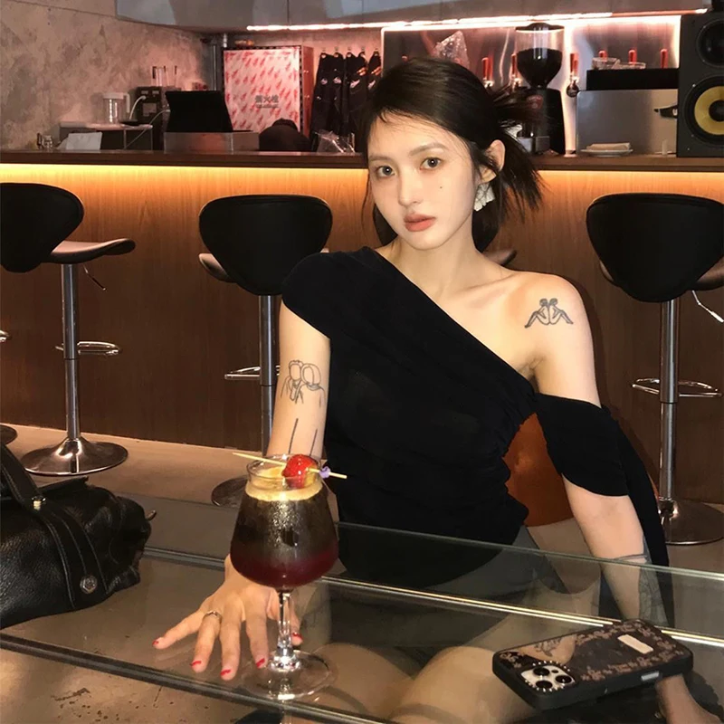 T-shirt francese sexy con spalle scoperte da donna chic blu navy asimmetrico top estivo slim fit manica corta classico pullover corto dolce