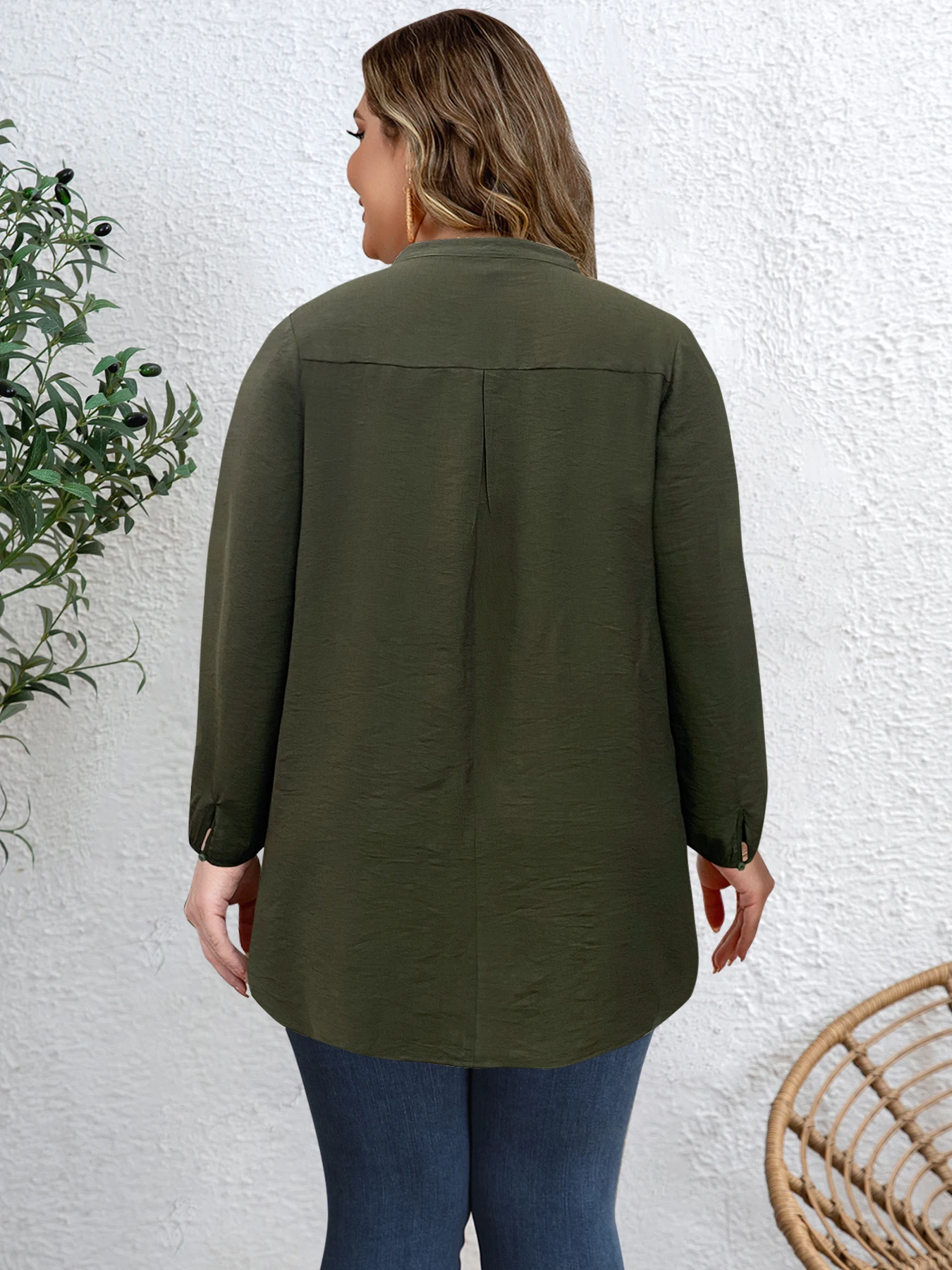 قميص نسائي مقاس كبير بلون سادة ورقبة على شكل حرف V وأكمام طويلة، قميص علوي كاجوال للتخسيس اليومي #2