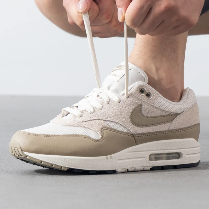 NIKE AIR MAX 1 ESS รองเท้าผ้าใบผู้ชายคลาสสิก retro แฟชั่นรองเท้าสบายๆสบายๆรองเท้าวิ่ง FZ5808-001