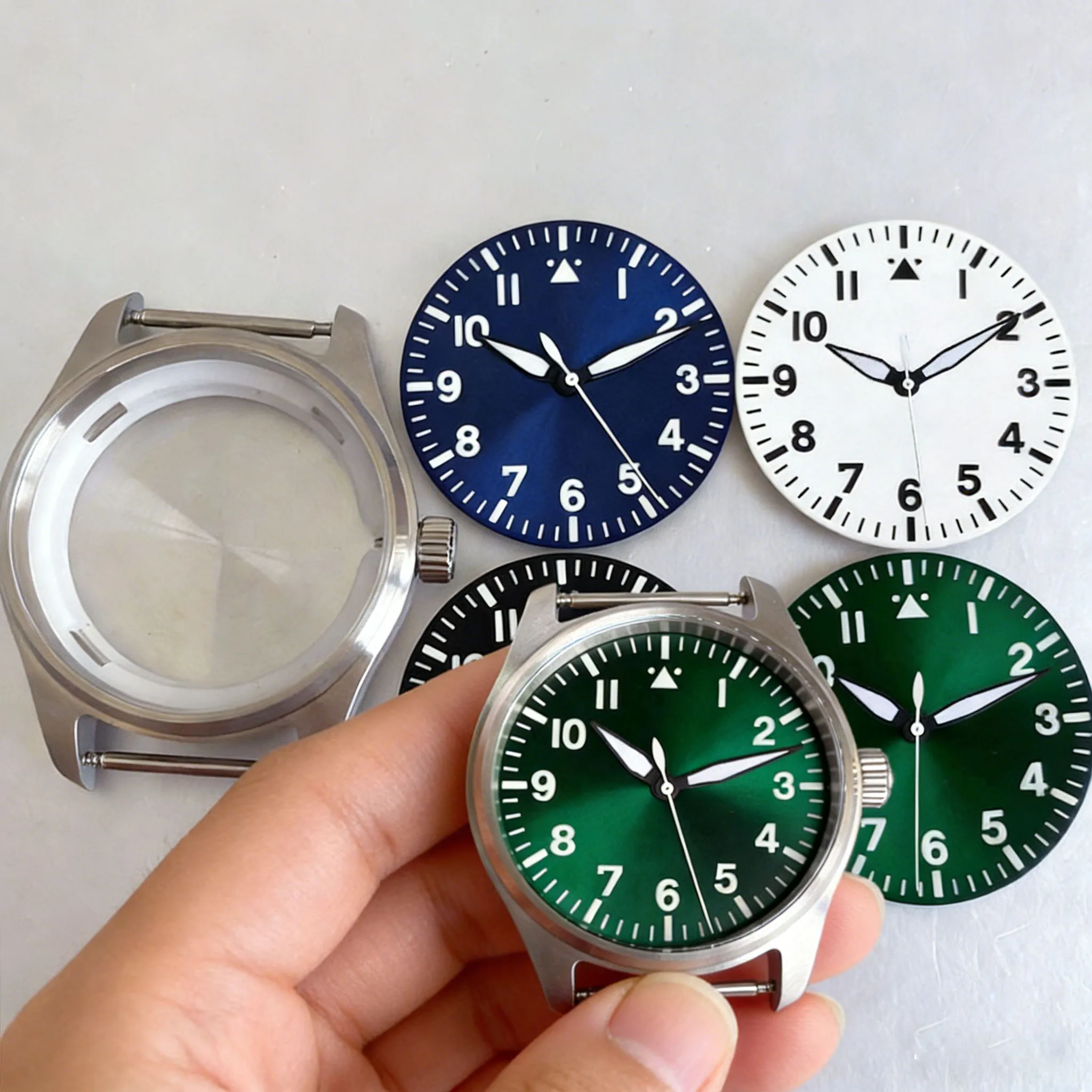 

Классический корпус пилота из нержавеющей стали 39 мм, сапфировое стекло, 20 АТМ, 33,5 мм, светящийся циферблат для NH35 ETA2824, механизм Miyota 8215