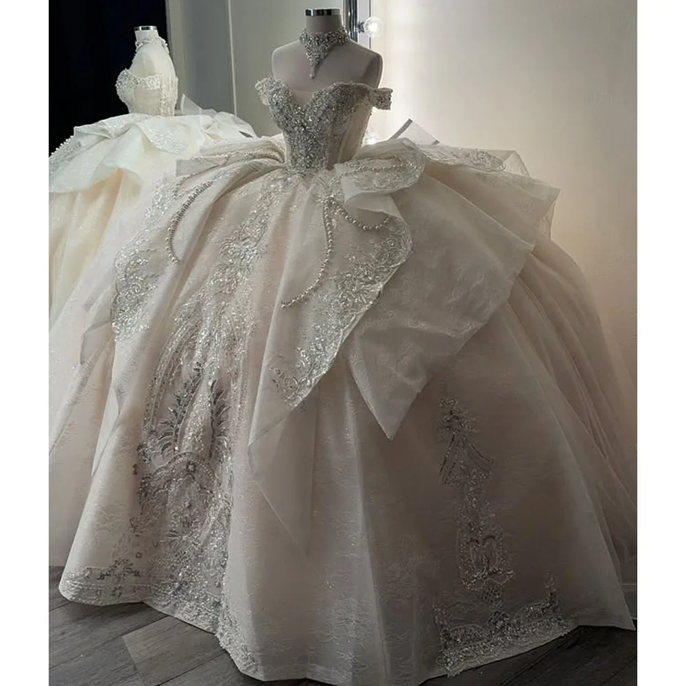 Rosa Quinceanera-Kleider, Schleife, herzförmiges Korsett, glitzernde Spitzenapplikationen, Ballkleid für Teenager, Festzugskleid, individuell gestaltet