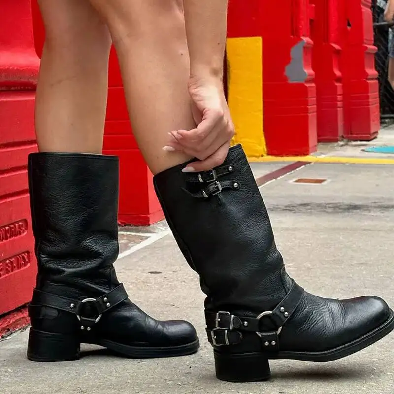 

Женские зимние сапоги-ботфорты из искусственной кожи с круглым носком, на массивном каблуке, с пряжкой, до середины икры, новинка