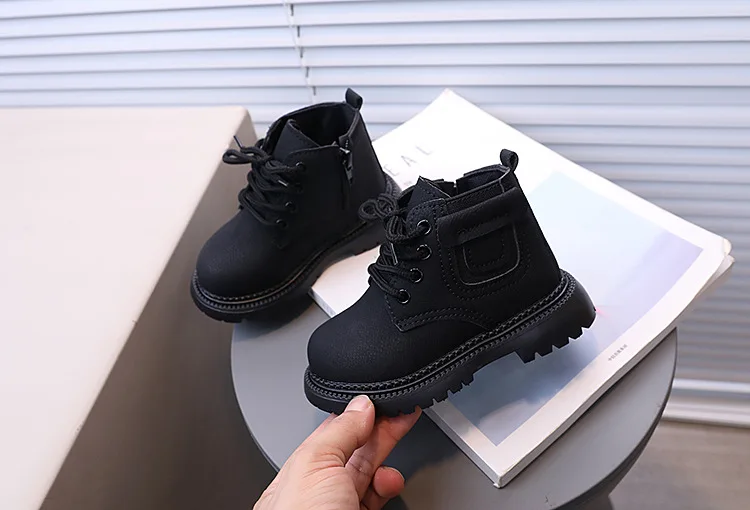 2026 Herbst Neue Kinder-Lederstiefel für Jungen Einfarbig Vielseitig Atmungsaktiv Schlichte Kinder-Kurzstiefel für Mädchen Lässig Einfach – Detail 9