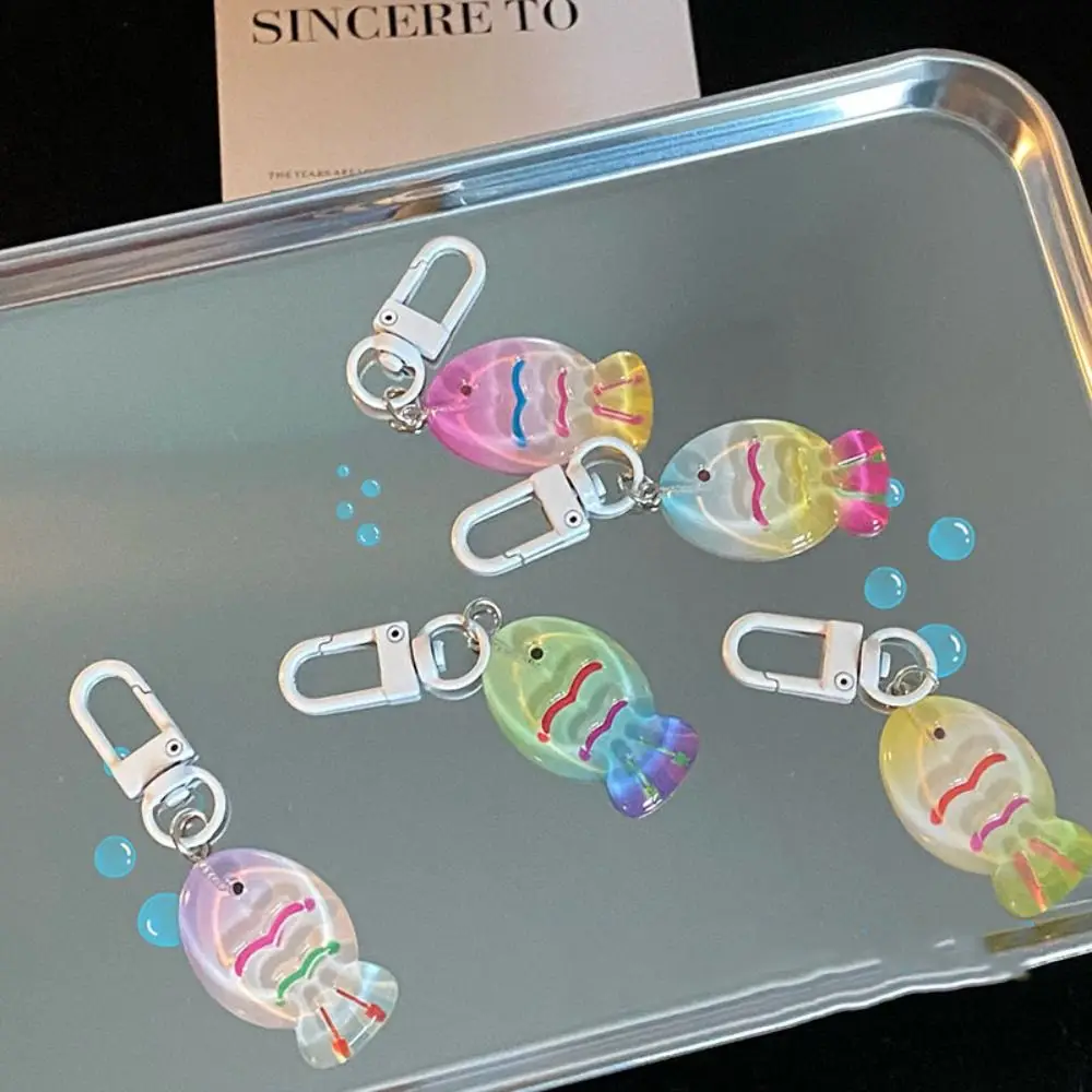 LLavero de pez pequeño colorido de resina creativa, llavero de pez de dibujos animados de Color caramelo transparente, bolso bonito de estilo coreano, colgante para niñas