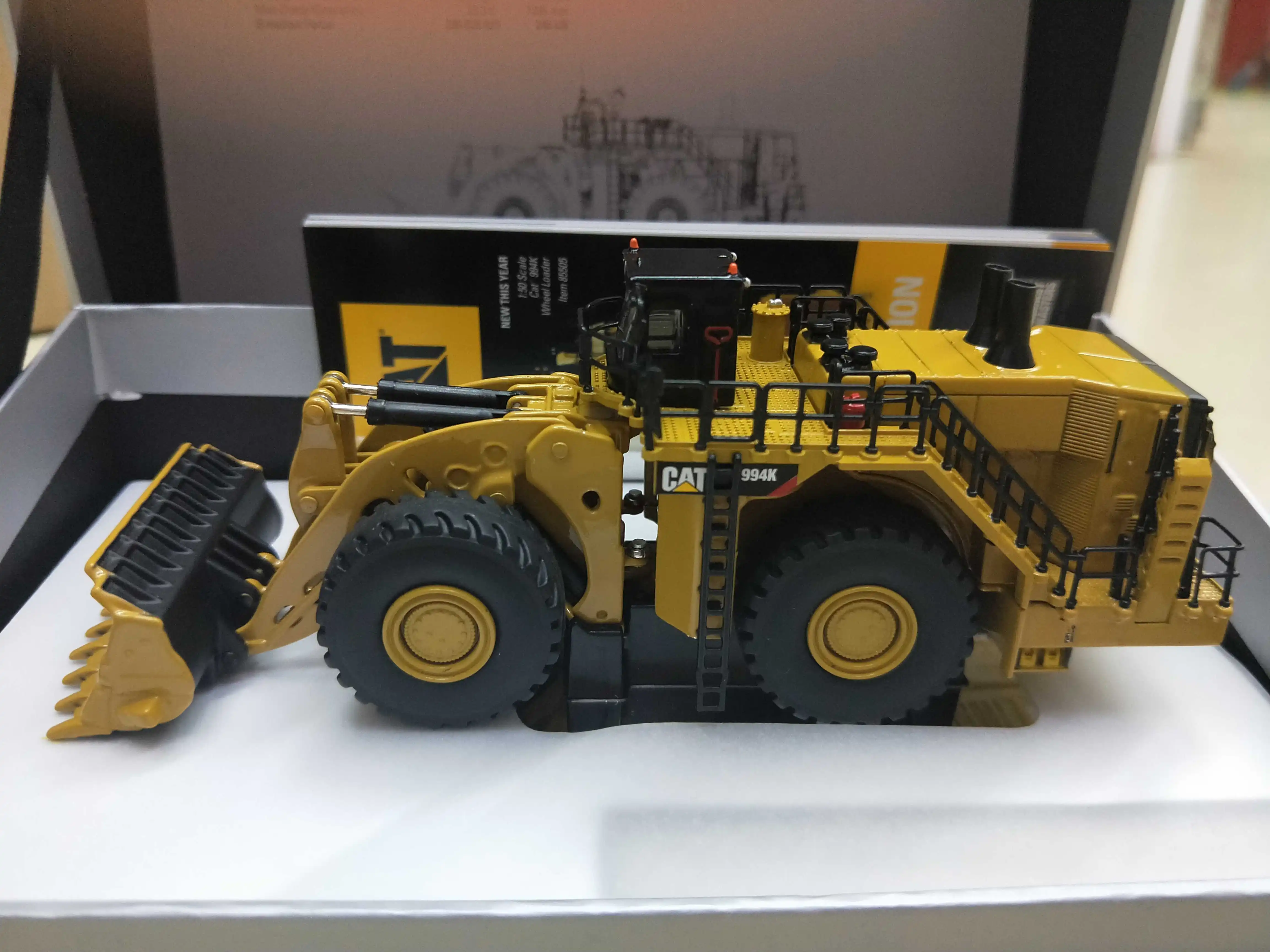 DM 1:125 Cat Cate~rpilla 994K Loader Alloy Vehicle Forklift Model 85535 Gifts Souvenir Toys