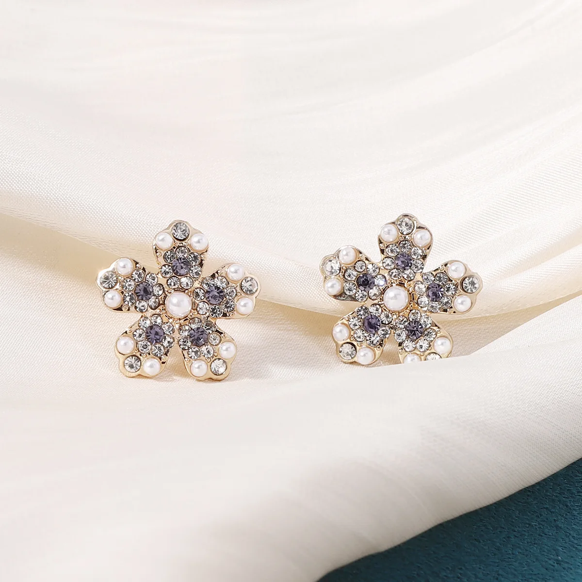 Korea sweet fashion OL color flash diamond flower exquisite stud earrings French imitation pearl simple petal model