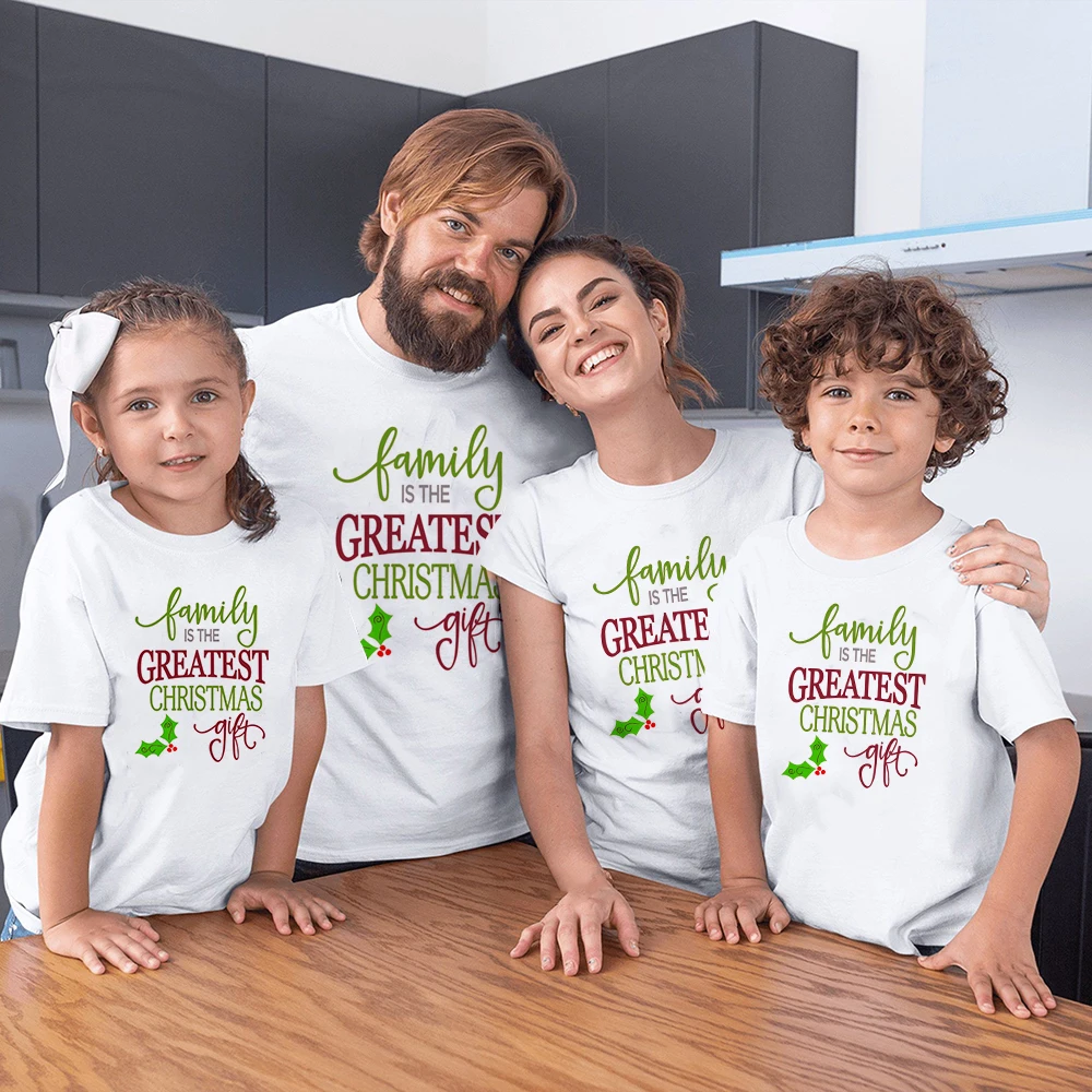 

1pc Family Is The Greatest Christmas Gift Family Matching White T-shirt Mom Dad Kids Children Tees Xmas Party Harajuku Clothes