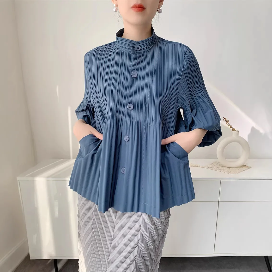 

Синяя плиссированная туника с воротником-стойкой, рукавом 3/4, на пуговицах, с карманами, струящаяся блузка, минималистичная, повседневная, модная, для офиса