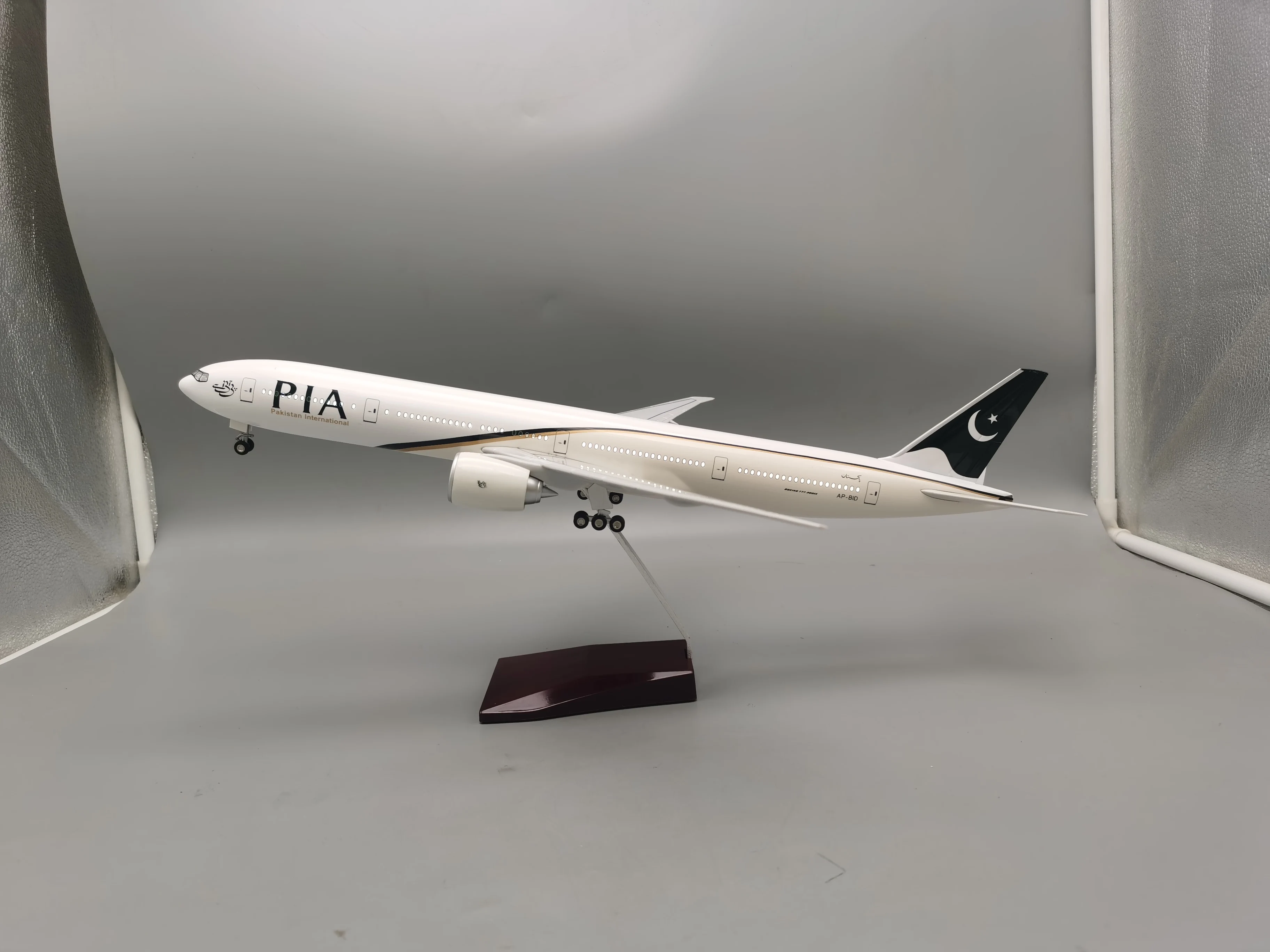 

47cm Model Airplane Home Decor B777 Diecast Model Pakistan International Airlines Aircraft W Lights And Wheels Collectible