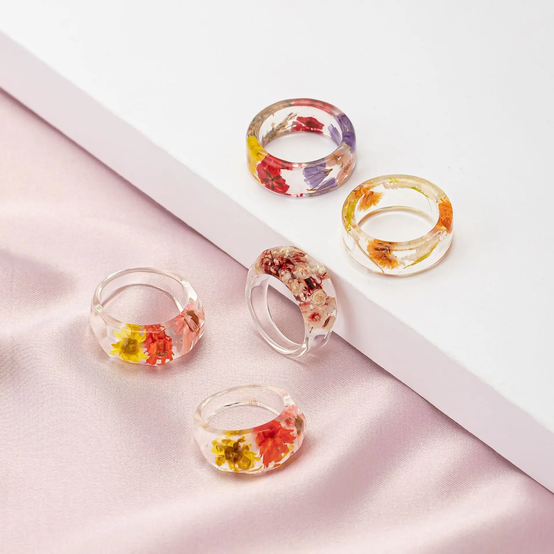 Exquisite Minimalist  Resin Daisy Dried Flower Retro Acrylic Ring Female Creative Personality Fresh Ring Wholesale Gift