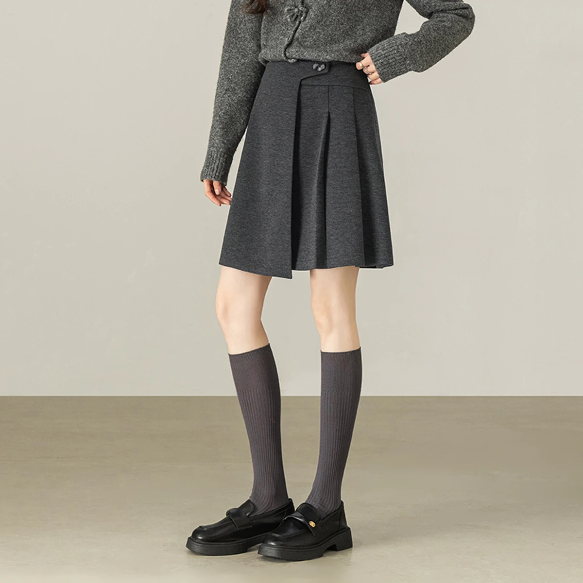 تنورة SENTUBILA بطيات للنساء لشتاء 2025 تنانير عالية الخصر على شكل حرف a من الصوف الدافئ القصير ملابس مكتب من الصوف 154QB4853