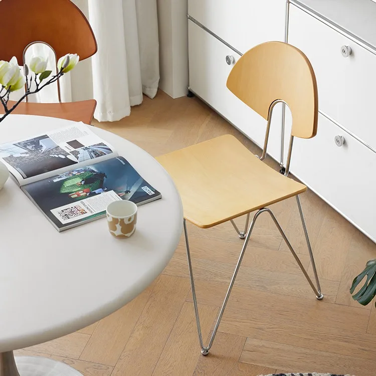 Scrivania e sedia con schienale in metallo