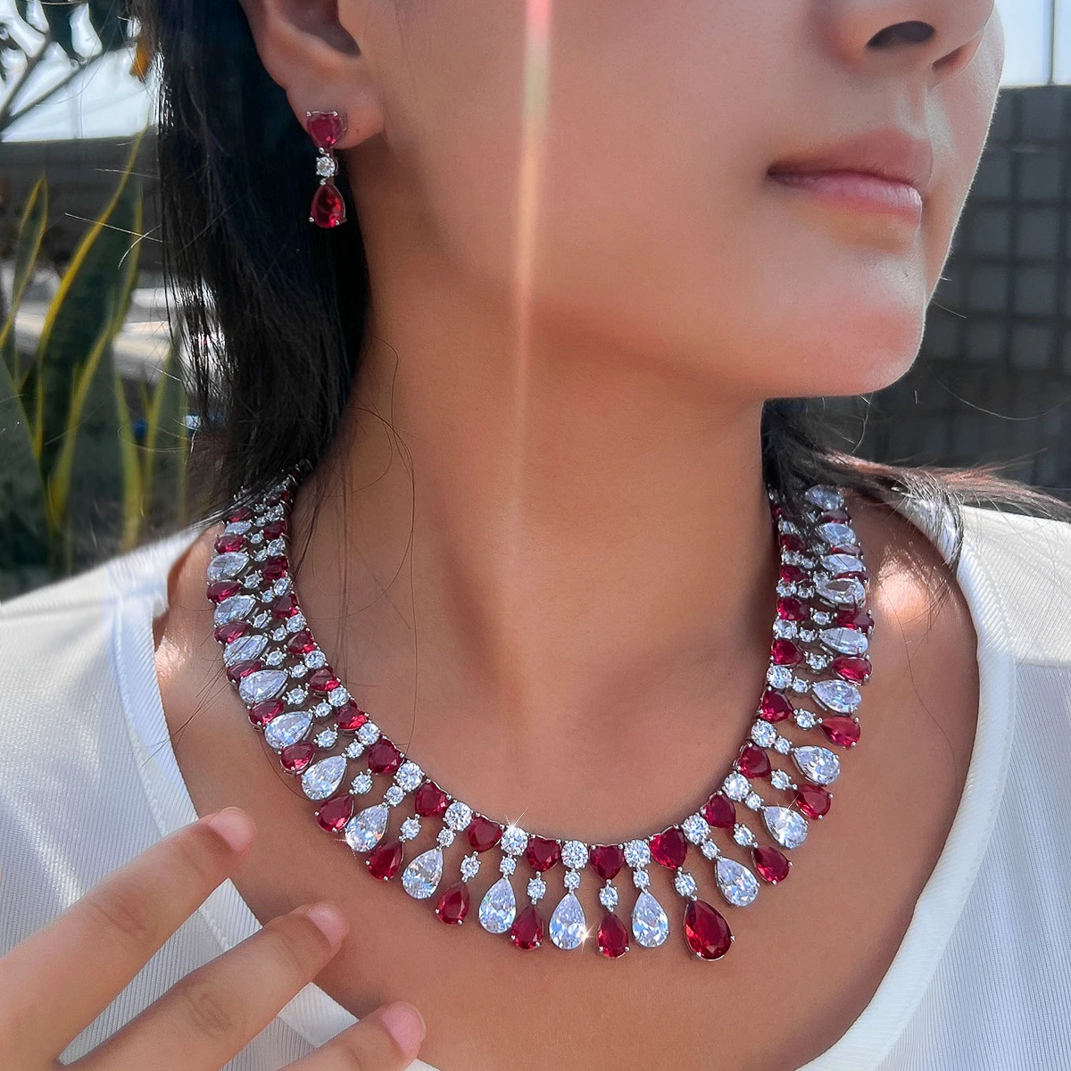 CWWZircons Luxuriöses Set aus roter CZ-Herz-Wassertropfen-Choker-Halskette und Ohrringen für Damen, Hochzeits- und Party-Schmuck, Großhandel T1010 – Detail 2