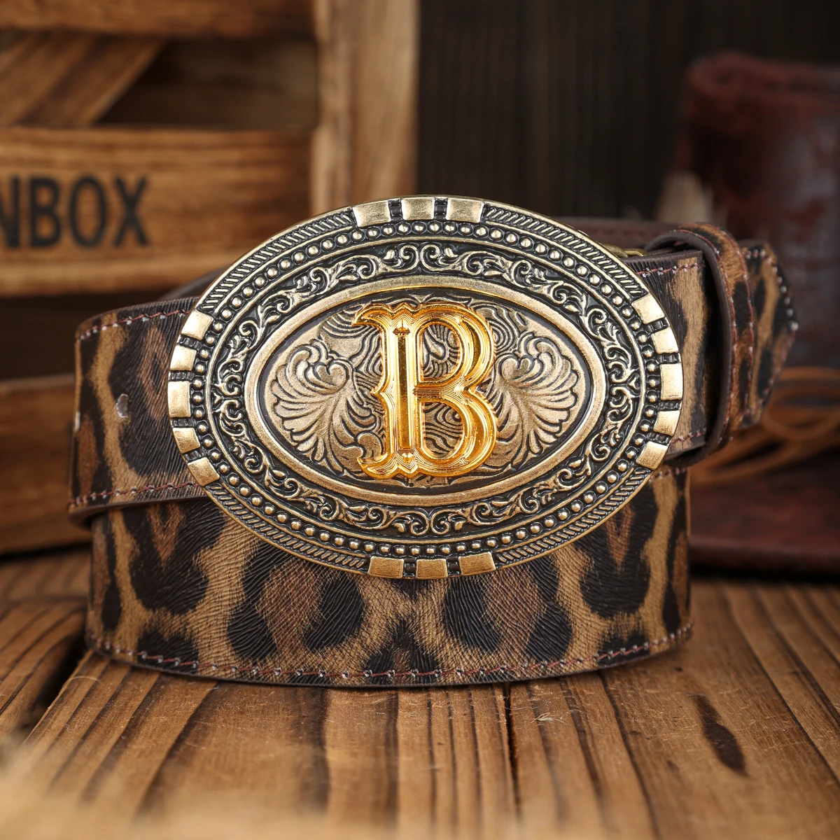 A PU belt suitable for both men and women, combining the style of western denim and retro, is perfect for daily casual outings