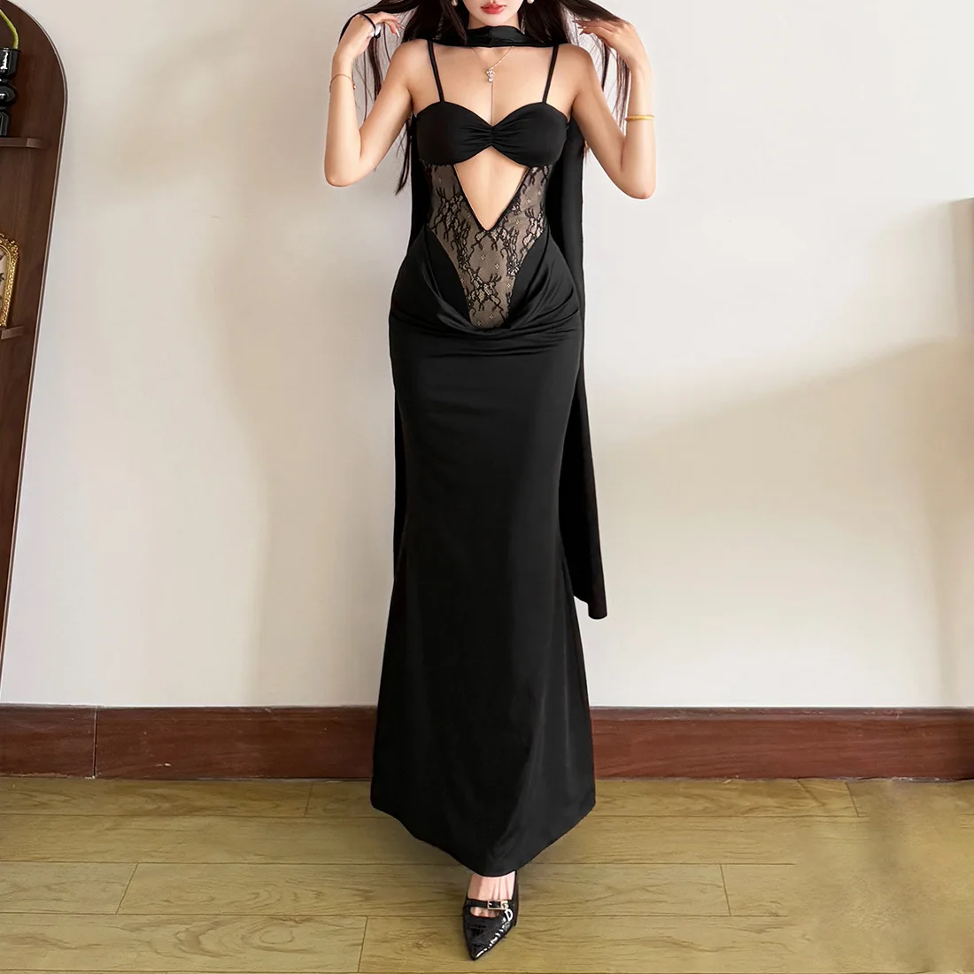 

Элегантное облегающее платье-миди с вырезами, сетчатыми вставками, низким вырезом на спине, без рукавов, с завышенной талией и однотонным шарфом