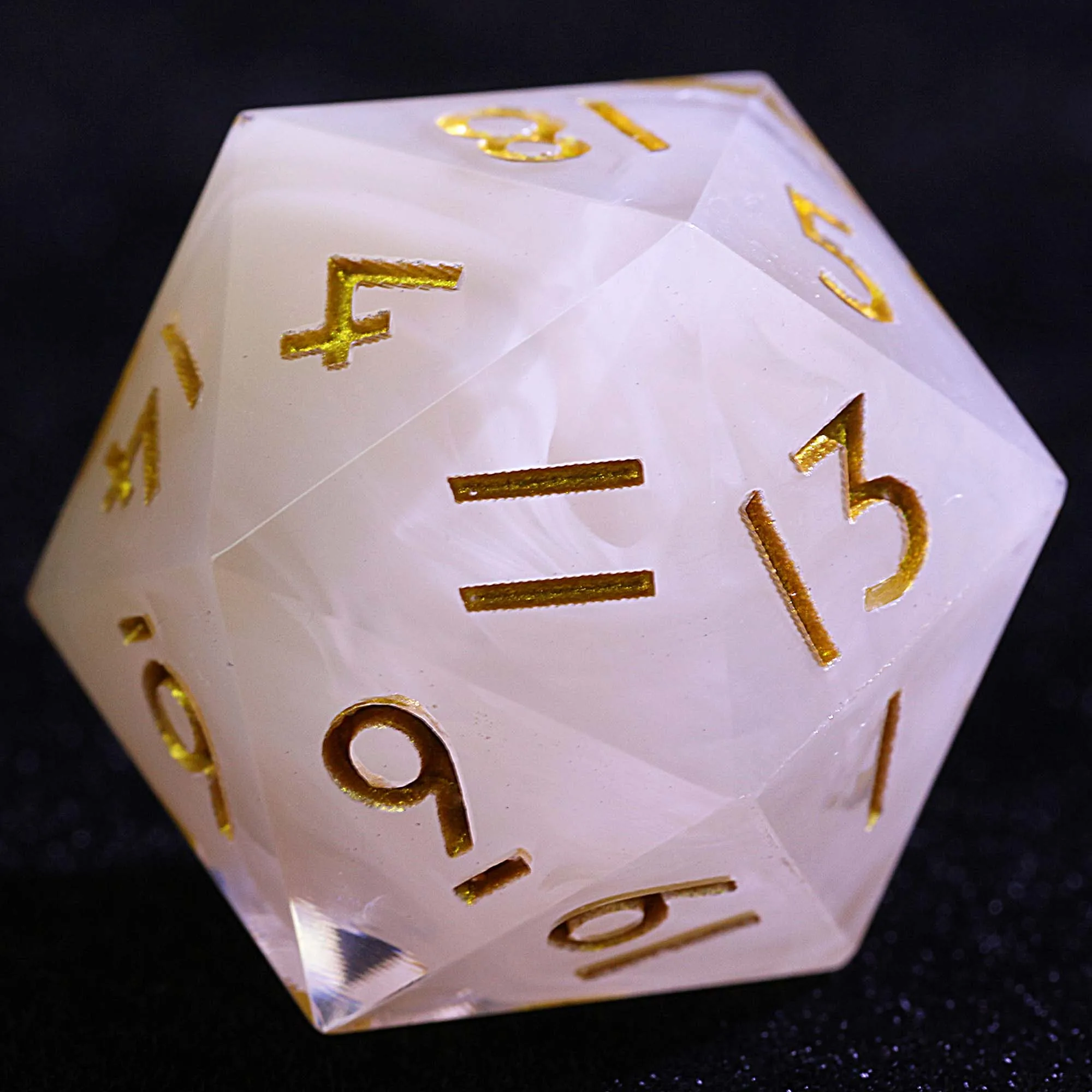 

9. Набор кубиков из многогранной смолы D и D с белыми облаками