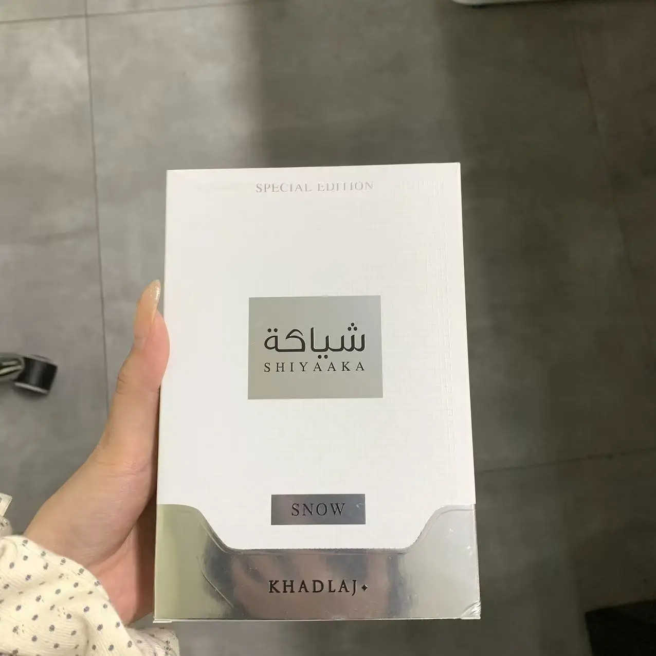 KHADLAJ white and black neutral perfume, newly launched at 3.4oz, has a lasting fragrance and exudes its own charm. It is suitable for spring and summer, daily commuting, workplace office and other occasions. Gift selection