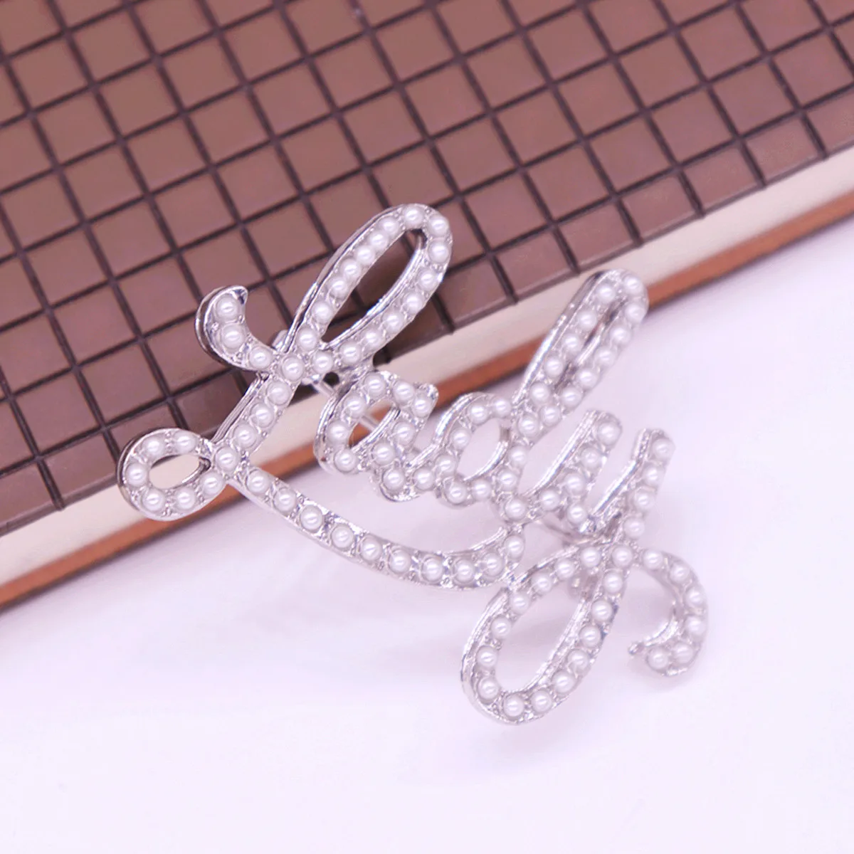 Custom Stylish Alloy Metal Imitation ABS Pearl Letters LADY PIN Brooch