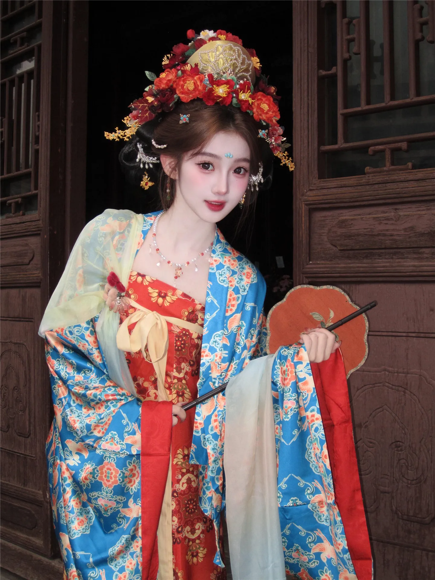 

Элегантный женский костюм Ханьфу в древнекитайском стиле с цветочным принтом, идеально подходящий для фотосессий в студии и портретной съемки