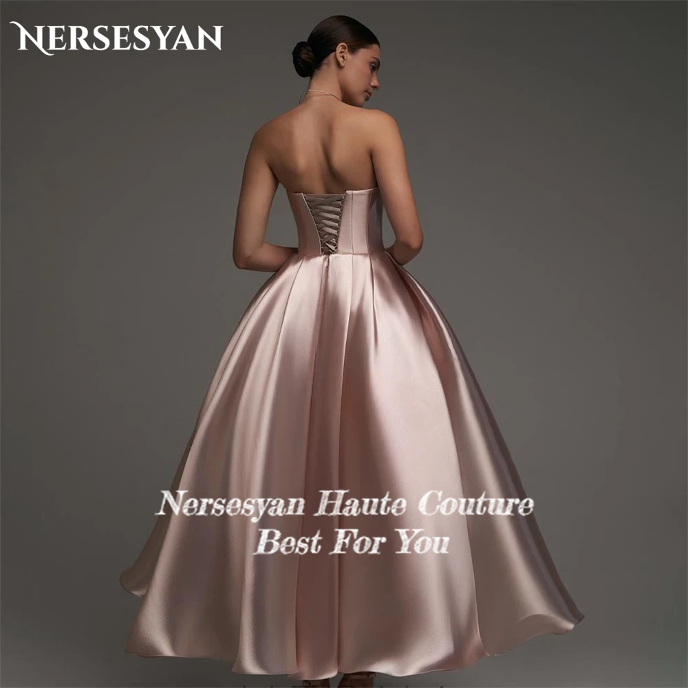 Nersesyan فساتين حفلات من الساتان الوردي أحمر الخدود بدون أكتاف على شكل حرف a بدون ظهر بدون أكمام فساتين سهرة بدون حمالات فستان حفلات مخصص