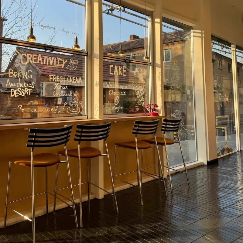 Рисунок 2 - Минималистичные черные барные стулья