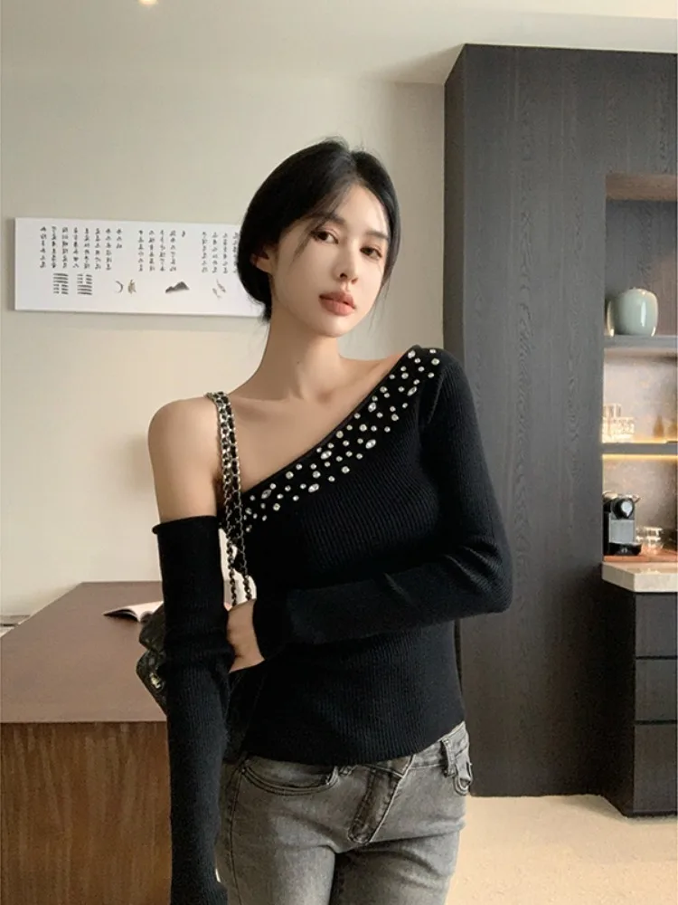 

2024 Autumn Long Sleeve Rhinestone Slash Neck Slew Collar Shoulder Hollow Out White Knitted Pullover Sweater