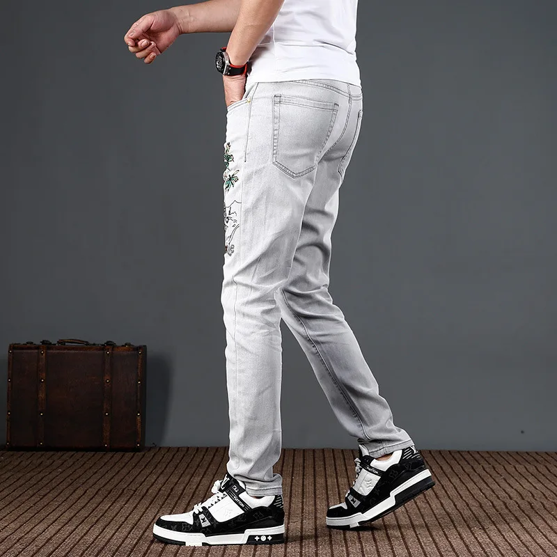 Mode bedruckte Jeans Herren grau hell Denim Stretch schlanke Sommer dünne Kleidung Street Trend Tapered Pants