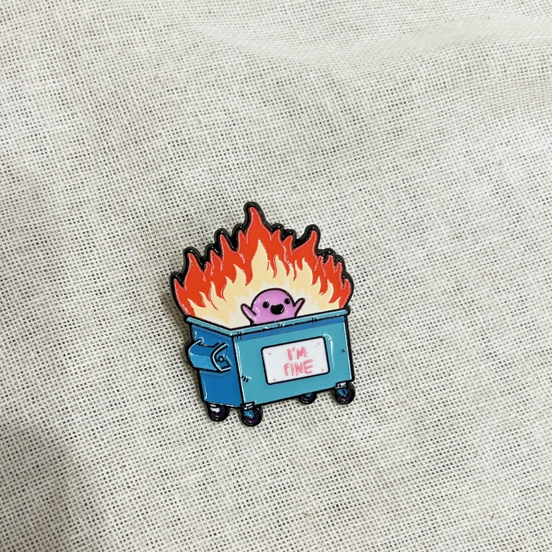 �I'm Fine“ Burning Mülleimer Halloween Emaille Pin – Süßes Teufelsabzeichen – Gruselige Humor-Brosche für Kleidungsgeschenke – Detail 4