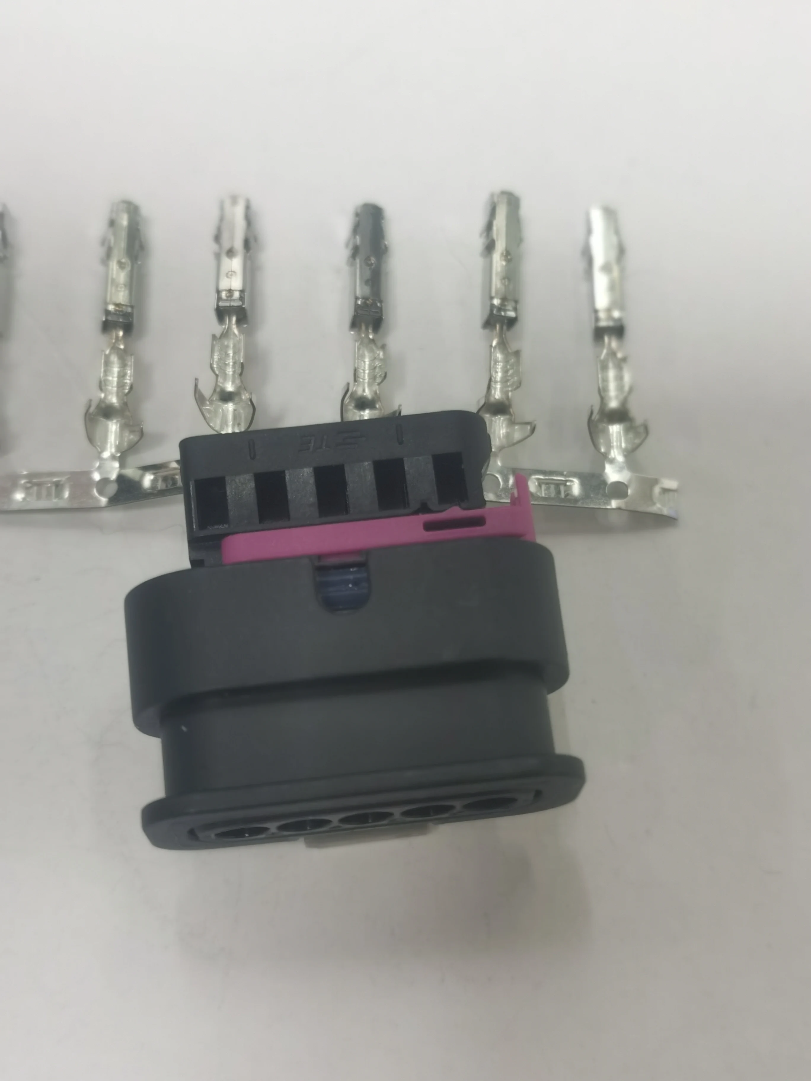 

5 pin connector 5 hole for V olkswagen A udi Air Quality flowmeter electronic pump plug 4F0 973 705/4F0973705