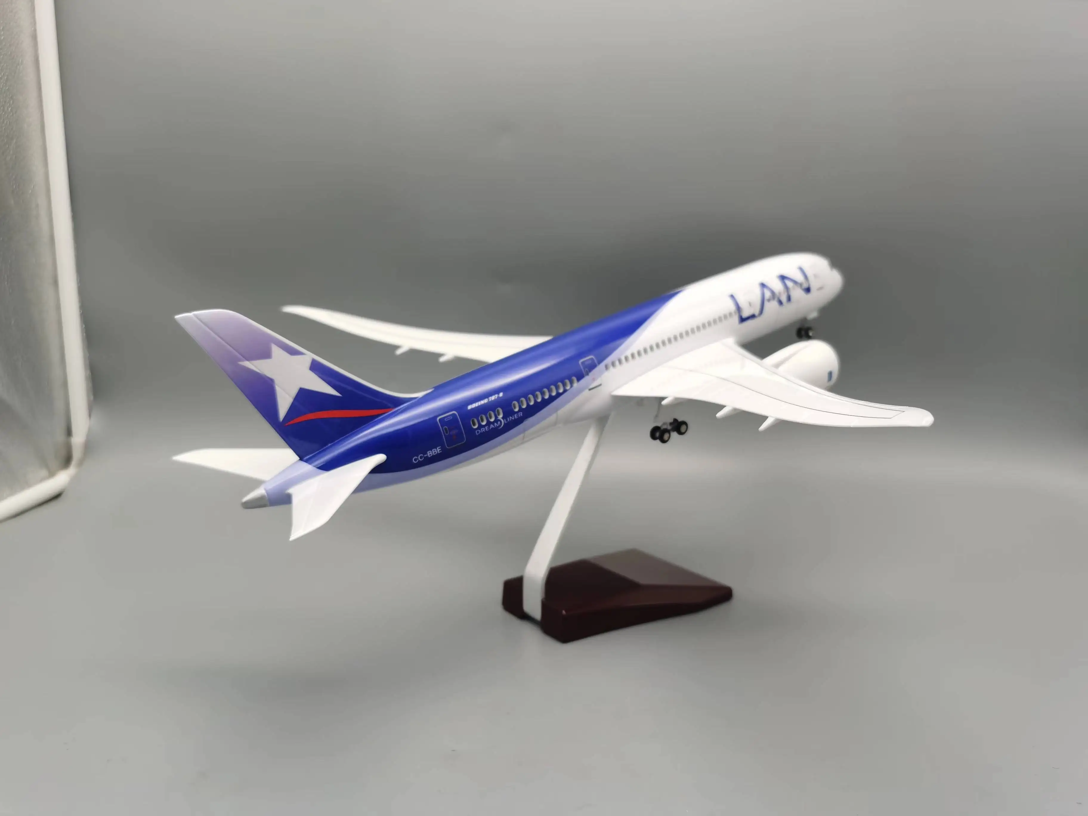 B787 نموذج طائرة 47 سنتيمتر تشيلي LAN طيران نموذج طائرة 1/130 مقياس مصغر مع الضوء والعجلة للتجميع أو العرض