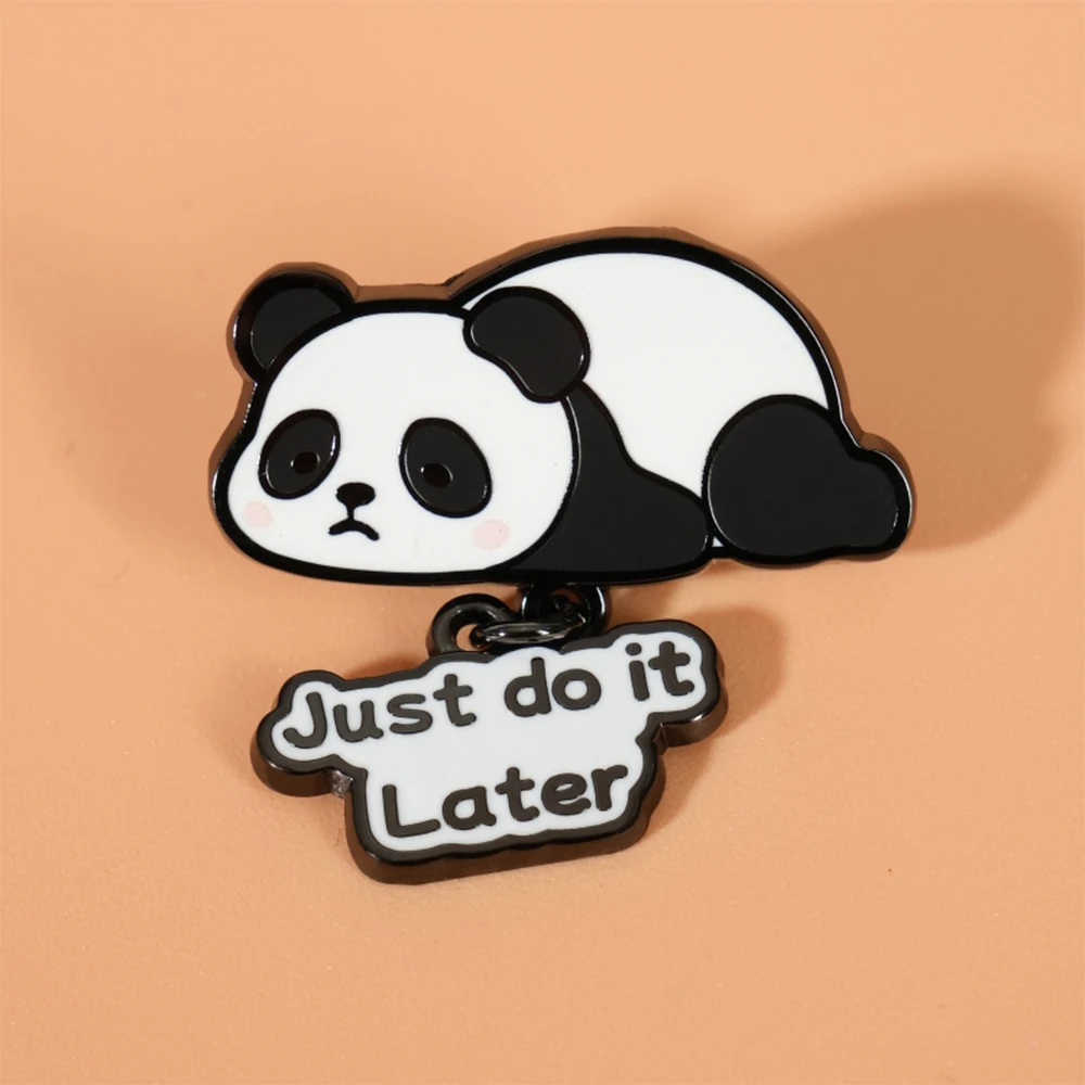 Panda-Prokrastination-Brosche „Just Do It Later“, lustiges Slogan-Abzeichen, Cartoon-Tier-Anhänger, Emaille-Pin, Dekoration zur Stressreduzierung, Geschenk – Detail 1