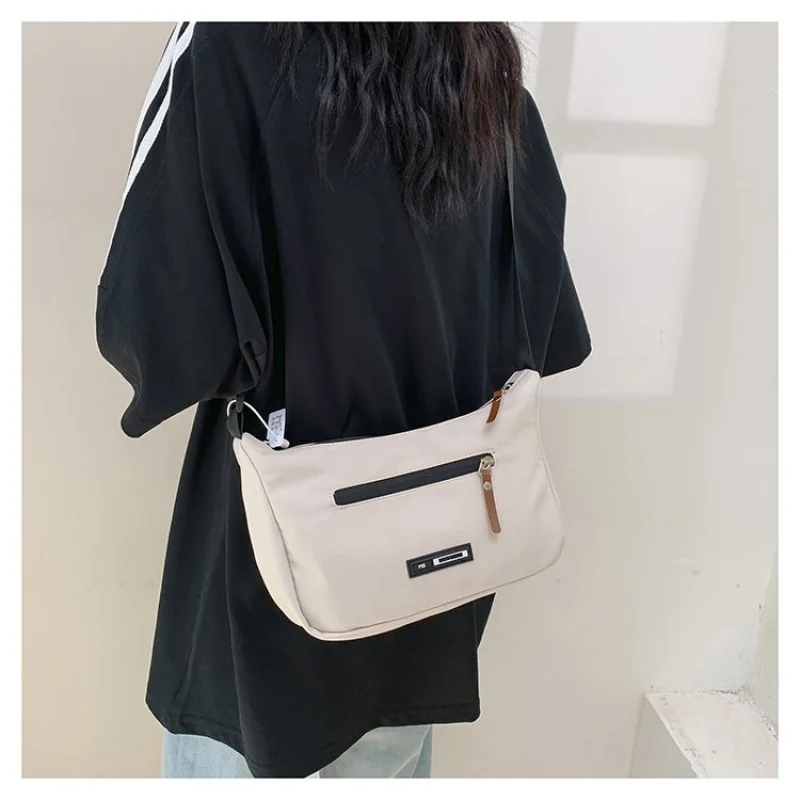 

Модная женская пригородная сумка с отделением для ноутбука, организованная внутренняя работа