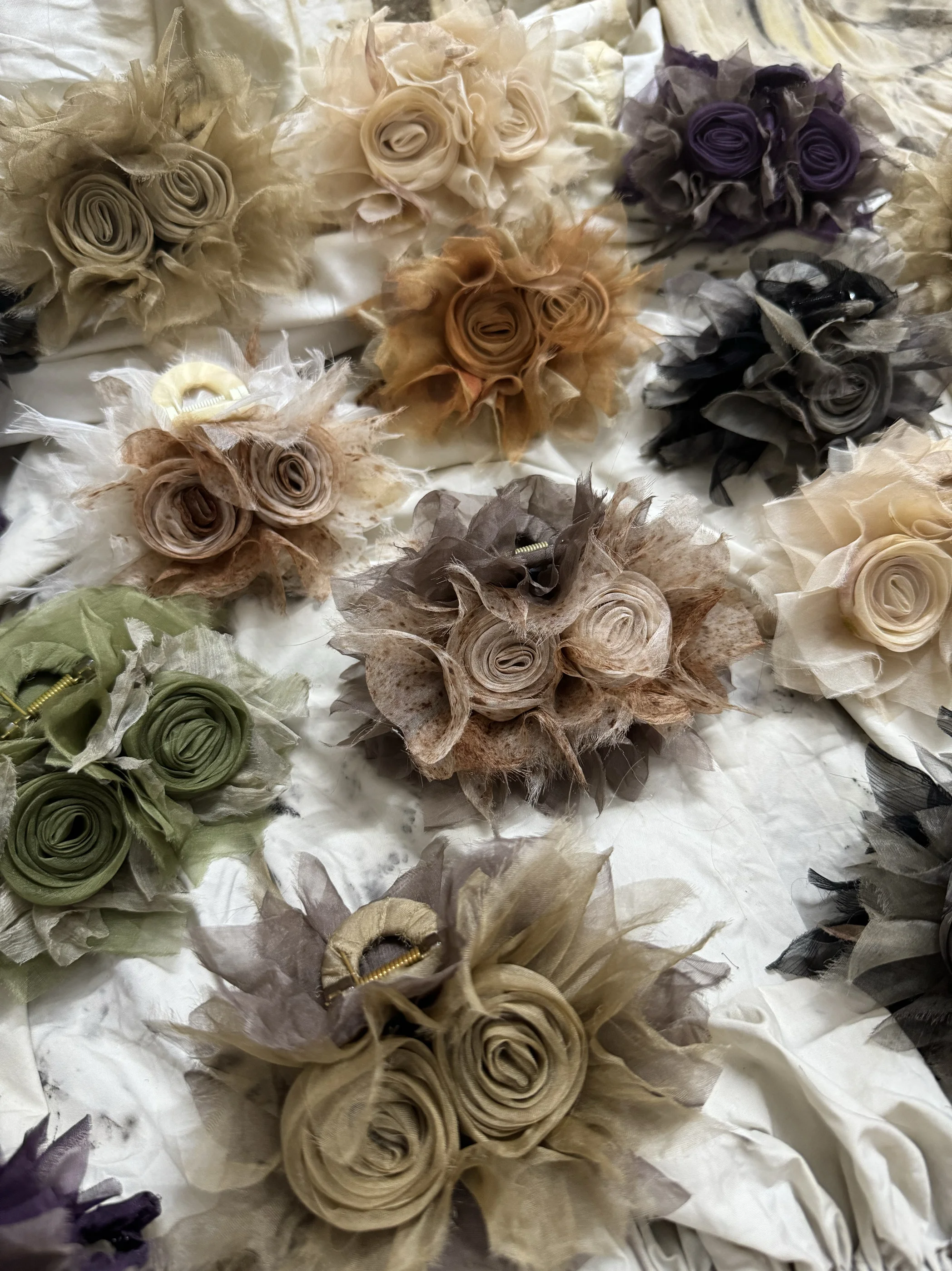 手作り木染めシルクサテンヘアクリップオリジナルデザインフラワーシャークバイトクリップ新作ファッションアクセサリーヘアアクセサリー