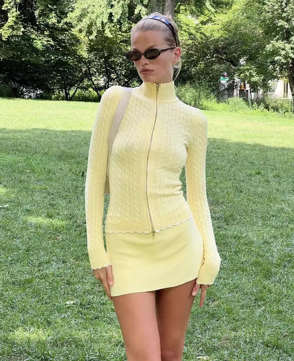 Der leuchtend gelbe Frankies-Pullover-Cardigan-Mantel mit halbhohem Halsausschnitt von Fried Dough Twists ist eine dünne, vielseitige Hose mit Hüftrock