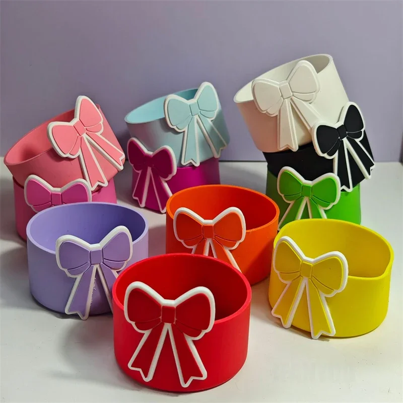 

Силиконовый чехол с милым бантом для нижней части ботинок для чашки с водой 30/40 унций, противоскользящие красочные аксессуары, спортивный декор с рукавами для чашки с водой