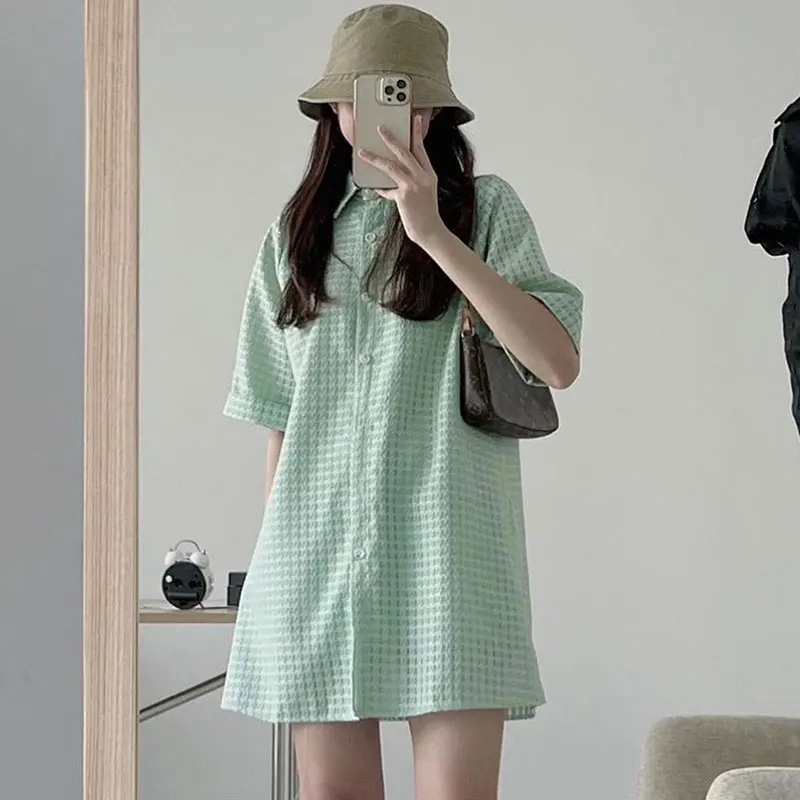 فستان قميص نسائي صيفي أنيق، ياقة مقلوبة لطيفة، زر واحد، تصميم مجوف محبوك، كم قصير، خصر عالي، طراز كوري