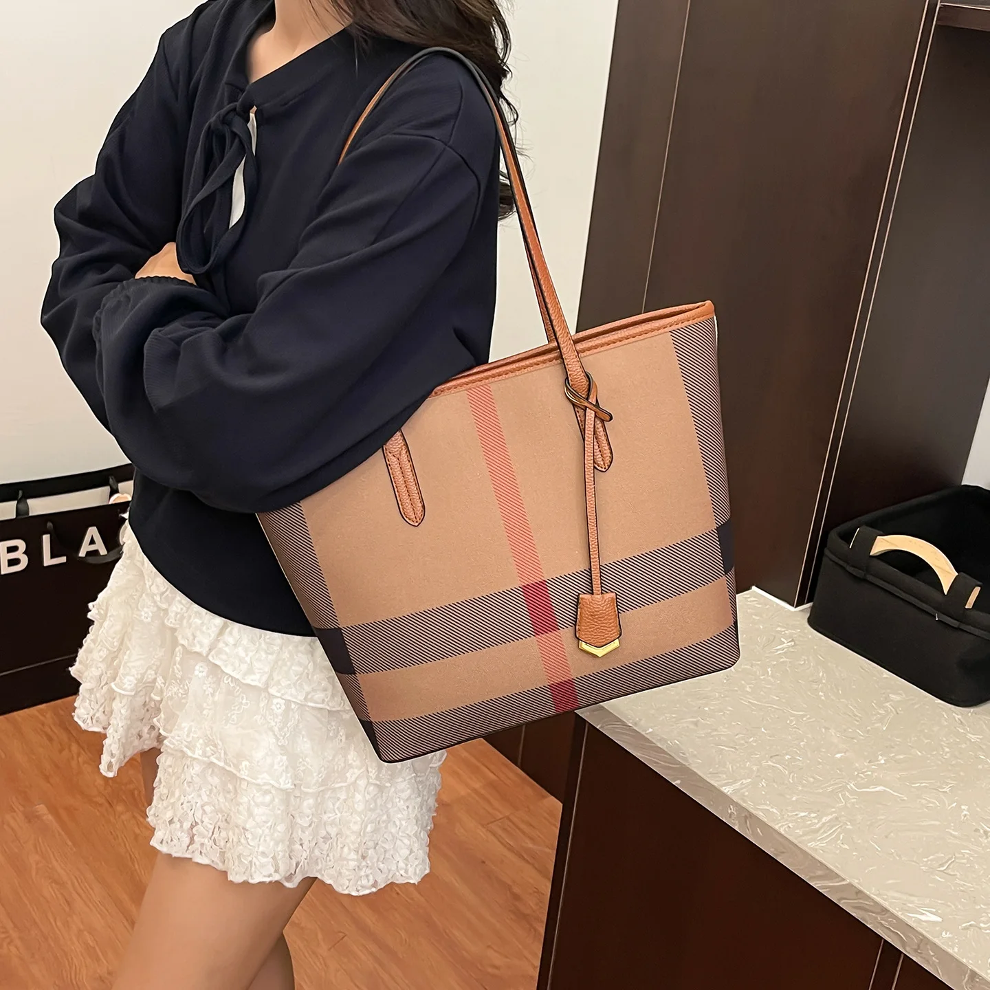 

2025 Autumn Winter Plaid Bucket Bag, Chic Shoulder Purse for Women, Textured Crossbody Tote, Versatile Day-to-Night Bag