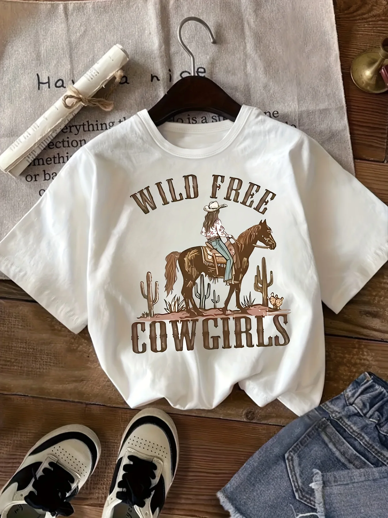 Vintage Wild Free Cowgirls Grafik-T-Shirt für Damen Retro Western Reitmotiv Bedrucktes Oberteil Harajuku Kurzarm Lässiges Boho-Top