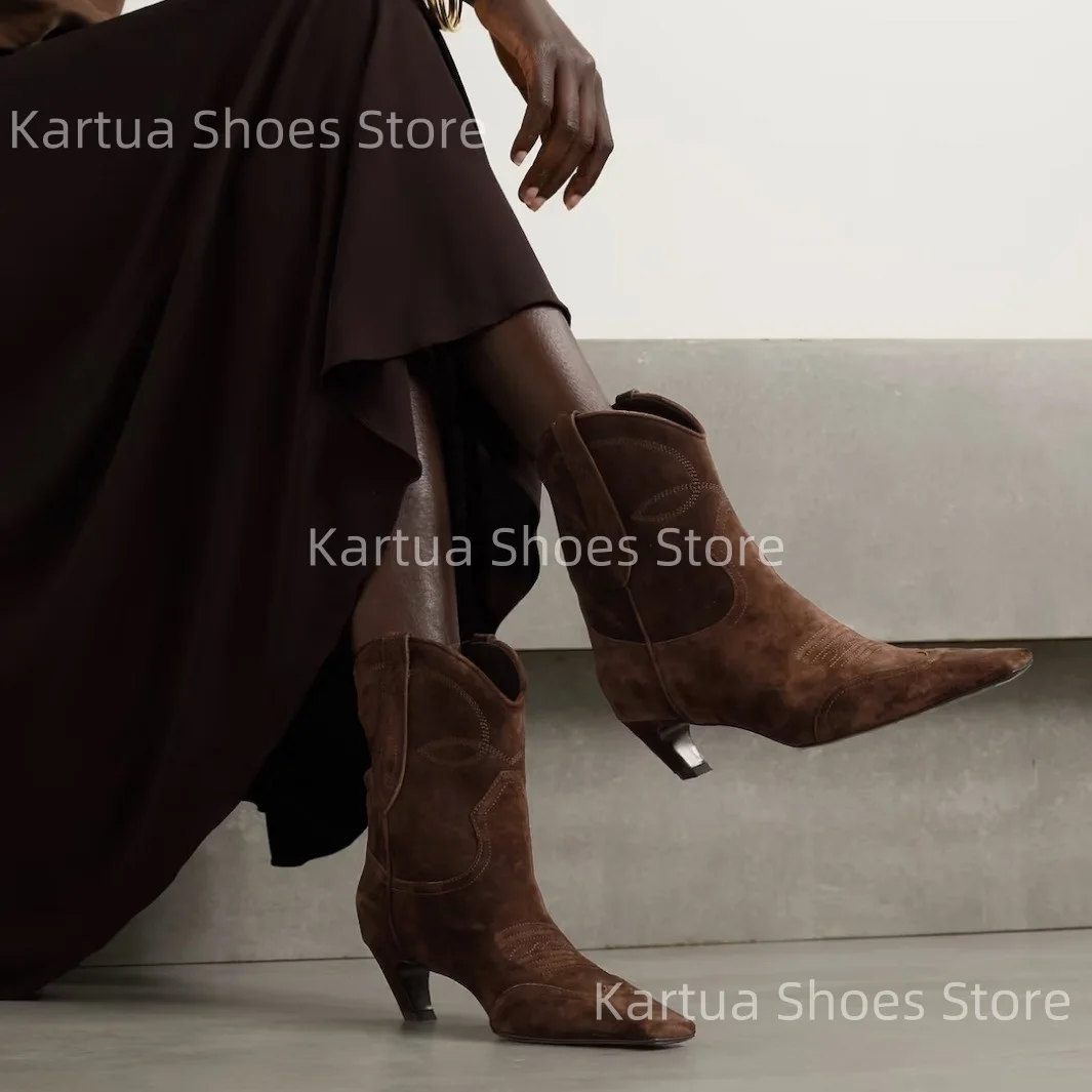 

Женские коричневые замшевые сапоги-ковбойки с острым носком, средний каблук, ботильоны, винтажные короткие ботинки с вышивкой, женская обувь большого размера