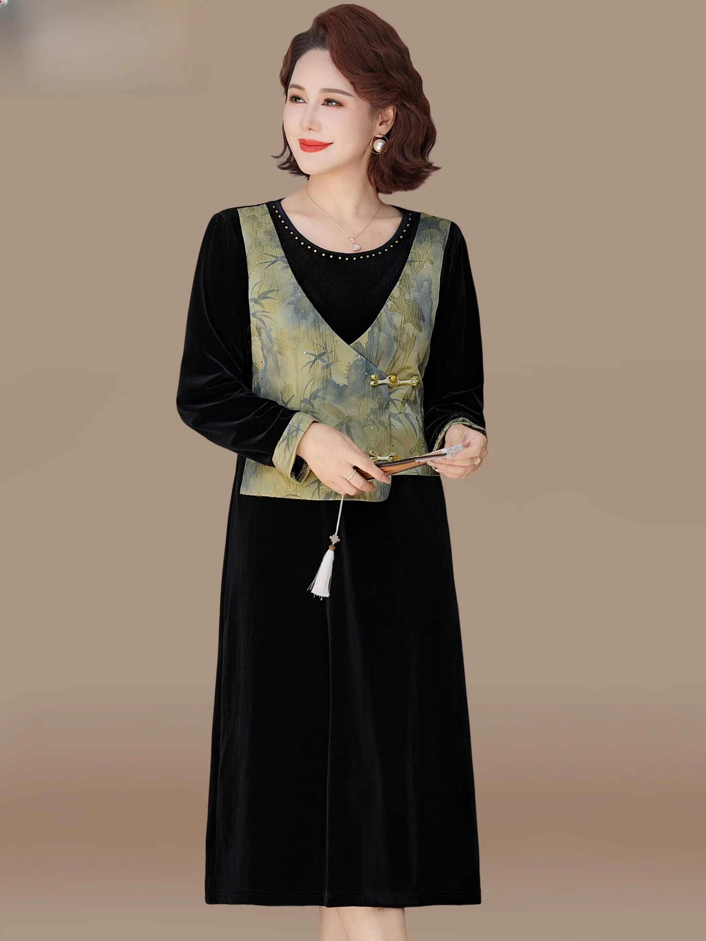 

Новая китайская бархатная юбка для мам, осенняя модная повседневная длинная юбка свободного кроя для женщин среднего и старшего возраста, с вышивкой