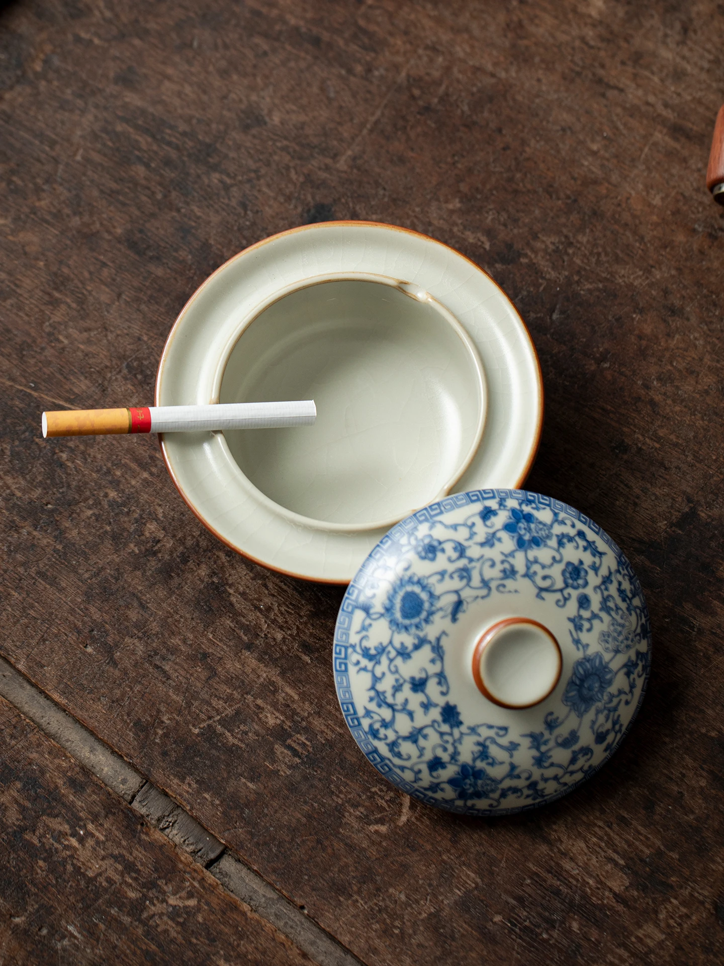 Ruyao Blue And White Lotus Leaf Ashtray with Lid for Living Room Office Anti-Dust High-End New 2026 Creative Ceramic Ashtray view 4