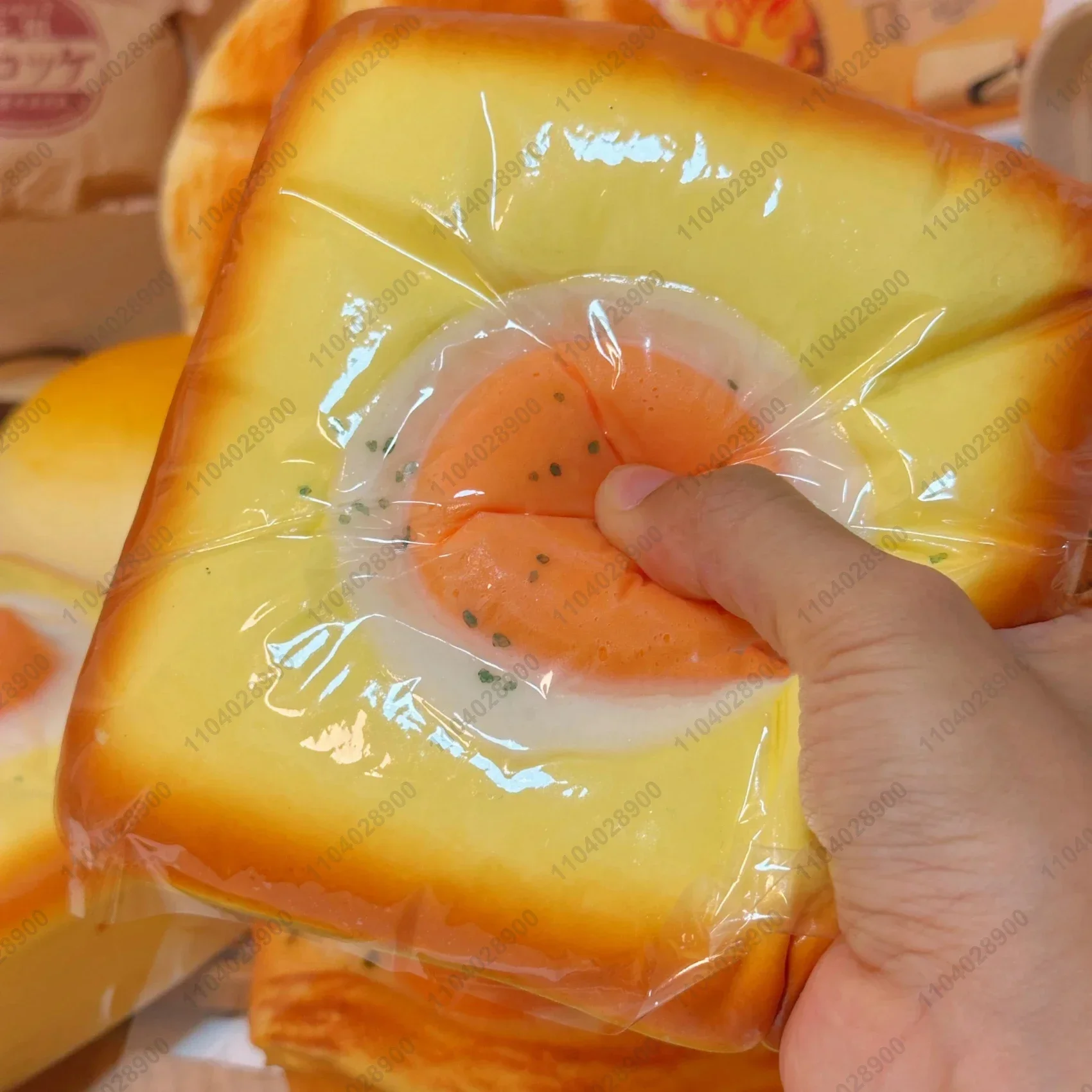 大きな目玉焼きトーストの形をしたスクイーズ玩具、ゆっくりと戻る目玉焼きパンの形をしたスクイーズ玩具、ストレス解消、手をリラックスさせるおもちゃ