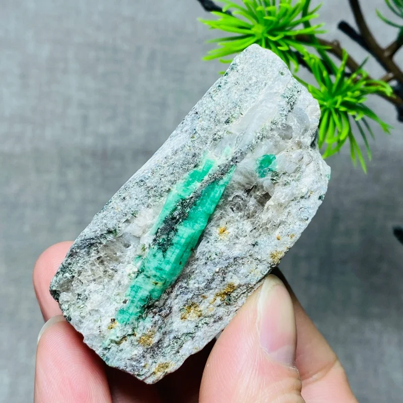 Natural Emerald Mineral Specimen with Healing Quartz Crystals And Stones Rock Gemstone for Healing And Decoration