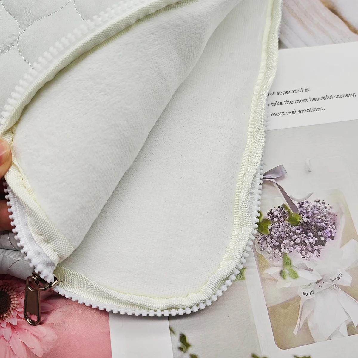 حقيبة تخزين واحدة للحواسيب المحمولة ذات اللون الرمادي الفاتح مع حقيبة لوحية مطرزة مموجة، مناسبة لعلبة حاسوب آي باد 13/14 بوصة