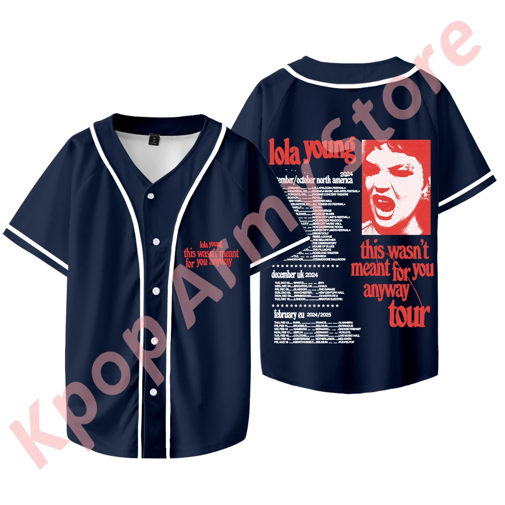 سترة بيسبول Lola Young Tour Merch تي شيرت بشعار جديد تي شيرت للجنسين كاجوال هيب هوب برقبة على شكل حرف V وأكمام قصيرة