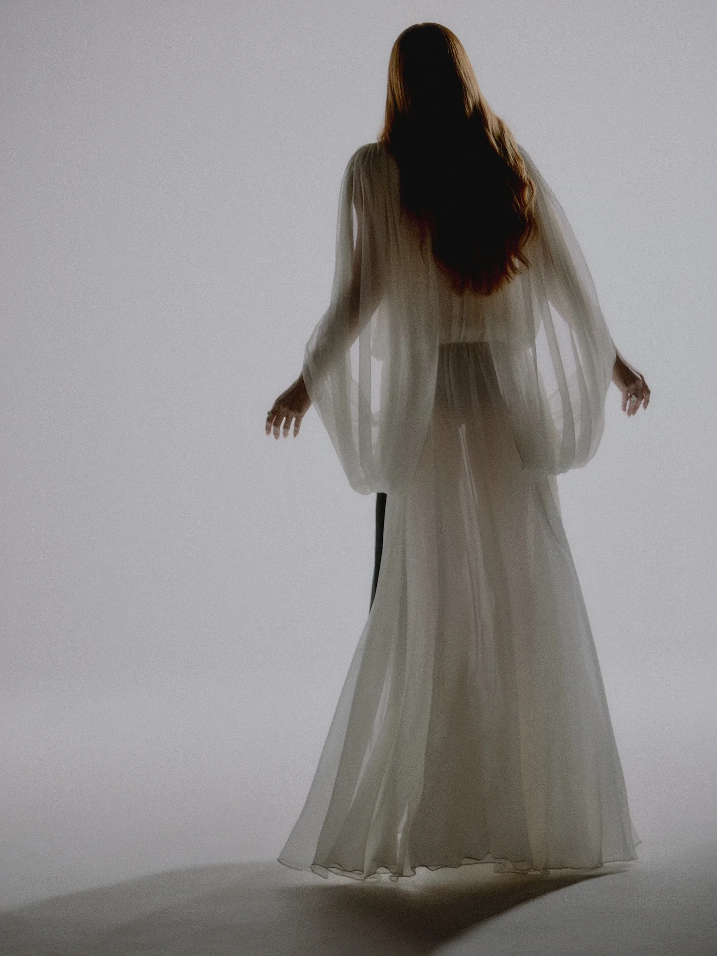 فساتين سهرة شيفون بيضاء ساحرة مع دانتيل أسود تصميم فريد من نوعه فستان عروس من الحرير الناعم 2026 فستان مخصص لحفلات الزفاف #4