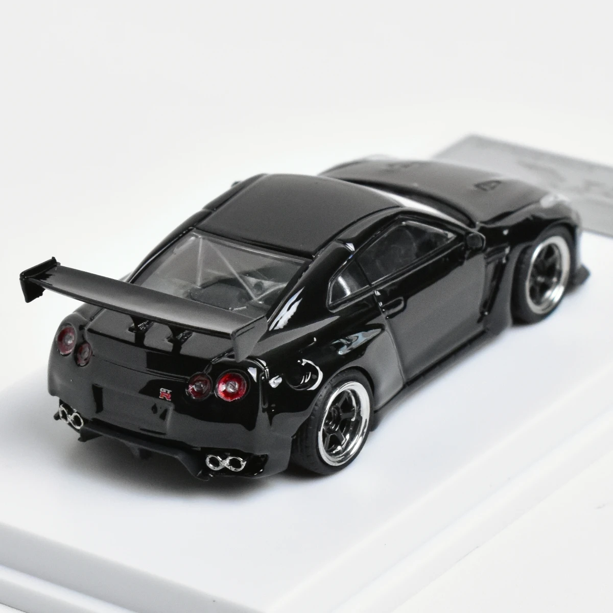 Flame 1:64 GTR R35 Diecast Model Car